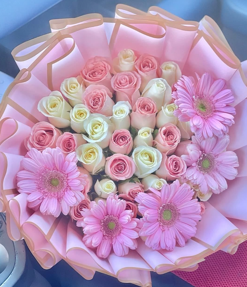 Rosas y gerberas